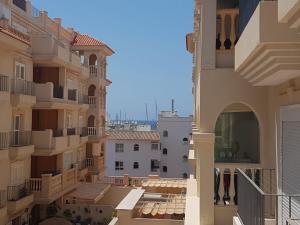 - une vue depuis le balcon d'un bâtiment dans l'établissement Stylish apartment in Portofino, near the beach and bars, à Almerimar