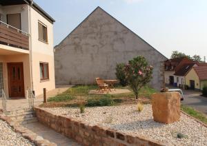 a small yard with a table and a building at Casa Rustica in Flonheim