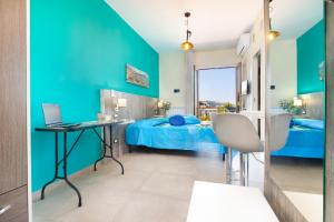 niebieski pokój z łóżkiem i biurkiem w obiekcie B&B Il geco w mieście Sant'Agnello