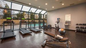 een fitnessruimte met cardio-apparatuur en een zwembad bij Holiday Inn Denver Lakewood, an IHG Hotel in Lakewood