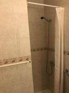 ラゴスにあるOlinda’s Roomsのバスルーム(シャワー、シャワーカーテン付)