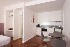 Lisbon Serviced Apartments - Campos的厨房或小厨房