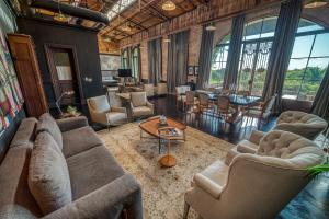 A seating area at Factoria Hotel