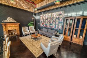 A seating area at Factoria Hotel