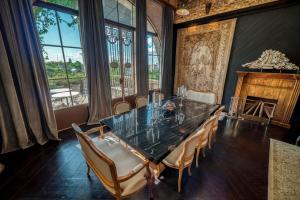 A seating area at Factoria Hotel