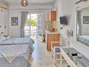 Letto o letti in una camera di Avraki