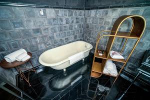 A bathroom at Factoria Hotel