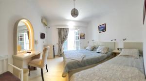 Letto o letti in una camera di Avraki