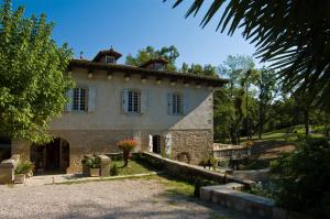 an old stone house in the middle of a park at Hostellerie Restaurant Les Gorges de l'Aveyron in Bruniquel