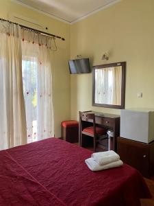 A bed or beds in a room at Ξενοδοχείο Acropol