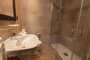A bathroom at Hotel Alegret