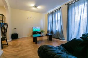 sala de estar con sofá y TV en TownHouse4bedRoomHouse, en West Dulwich