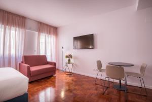 Lisbon Serviced Apartments - Campos的电视和/或娱乐中心