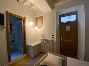 ローマにあるCondotti Roomsのリビングルーム(ドア、窓付) +57枚の写真