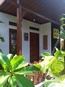 um alpendre frontal de uma casa com plantas verdes em Pondok Pusaka Alam 2 Pangandaran em Pangandaran