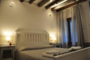 ein Schlafzimmer mit einem Bett mit zwei Handtüchern darauf in der Unterkunft Canal view apartment in Venedig