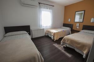A bed or beds in a room at Hotel Alegret