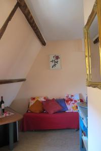 Un dormitorio con una cama en un ático en Wild Roses, en Ámsterdam