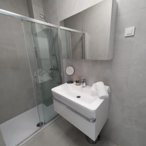 Ένα μπάνιο στο Villa Aquamarine Apartments