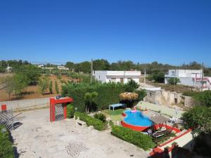 una vista aérea de un patio trasero con un parque acuático en B&B La Gioconda, en Poggiardo