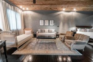 A seating area at Factoria Hotel
