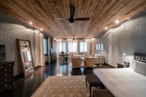 A bed or beds in a room at Factoria Hotel