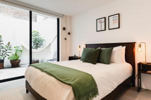 Cama o camas de una habitación en Cozy & Hip Roma Apt with 2 Private Terraces!