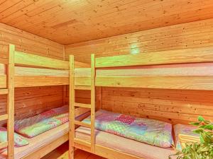 uma cabina de madeira com 2 beliches em Apartmán Kinských em Rožnov pod Radhoštěm