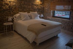 A bed or beds in a room at La Casa Del Miracle