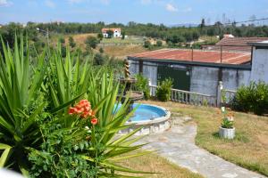 Carvalheira Grande的住宿－Casa da Rosa，一个带游泳池和房子的花园