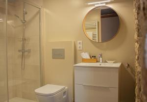 A bathroom at La Casa Del Miracle Még 37 kép