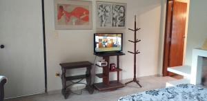 uma sala de estar com televisão numa mesa em Chalé e Camping Daragona 2 em Águas de Lindoia