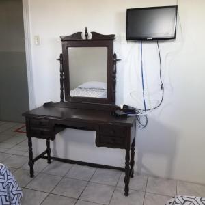 un espejo en una mesa junto a una TV en Hotel Central, en Recife