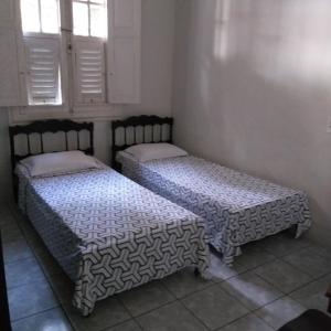 2 camas en una habitación con 2 ventanas en Hotel Central, en Recife