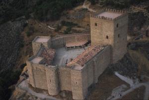 una vista aérea de un castillo en una colina en La Tiná, en Segura de la Sierra