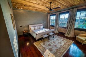 A bed or beds in a room at Factoria Hotel