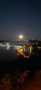 a view of a city at night with the water at Quarto da GABI in Capitólio +5 photos