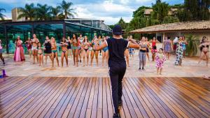 ブラガンサ・パウリスタにあるHotel Villa Santo Agostinhoの踊り手の前に立つ男 +82枚の写真