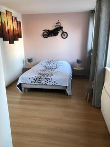 1 dormitorio con una motocicleta colgada en la pared en Coeur Alsace en Colmar