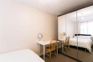 1 dormitorio con 1 cama y escritorio con 2 sillas en TownHouse4bedRoomHouse, en West Dulwich