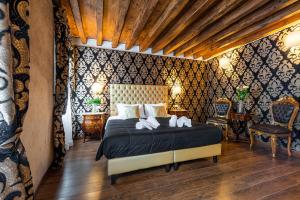 ein Schlafzimmer mit einem Bett mit zwei Handtüchern darauf in der Unterkunft Domus Superior in Venedig