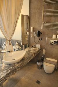 カランバカにあるアレクシオウ ホテルのバスルーム(洗面台、トイレ付)