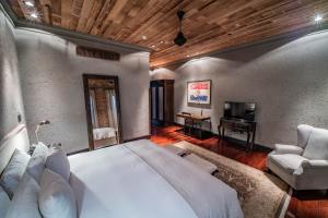 A bed or beds in a room at Factoria Hotel