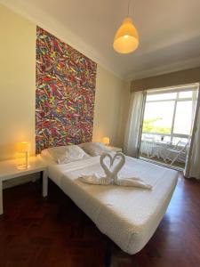 リスボンにあるフォンタナ ゲストハウスのベッドルーム1室(白鳥2羽のベッド1台付)