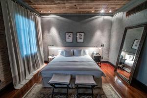A bed or beds in a room at Factoria Hotel