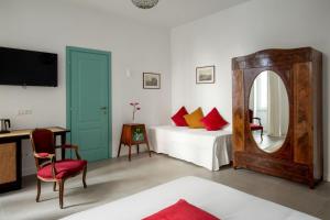 ローマにあるGuesthouse Serafinoのベッドルーム1室(ベッド1台、鏡、ベッド1台付)