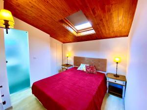 Säng eller sängar i ett rum på Marina Praia Apartment