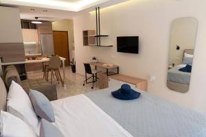 1 dormitorio con 1 cama con sombrero azul en Superior Central Studio en La Canea