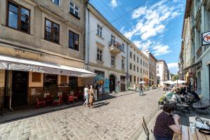 リヴィウにあるStyle apartments in old Lvivの建物を歩く人々