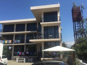 un condominio con un ombrello davanti di Kobuleti 728 a Kobuleti